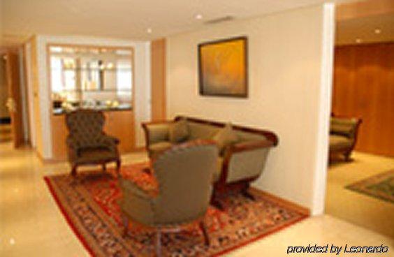 Eurobuilding Hotel & Suites Caracas Chambre photo A living room in a typical condominium